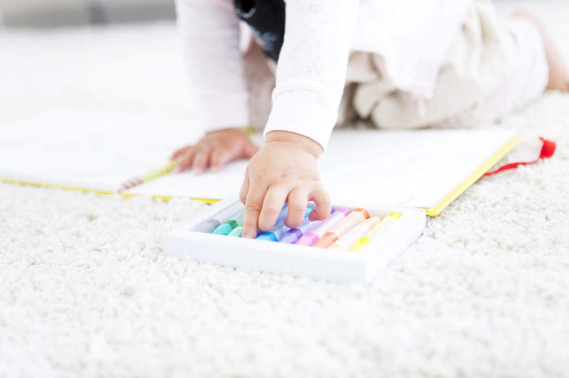 东方人,儿童,一个人,横图,俯视,室内,白天,裙子,绘画,纯洁,纺织品,亚洲,仅一个女性,仅一个人,一排,一张,许多,整齐,装饰,背心,笔,毛毯,毯子,办公用品,拿,拿着,黄种人,文具,纺织,排列,小孩,粉色,黄色,红色,蓝色,绿色,紫色,白色,黑色,学习用品,垫子,趴着,仅一个小孩,温暖,可爱,童年,童趣,短裙,半身裙,华丽,修饰,文具用品,点缀,队列,水彩笔,童真,烂漫,无邪,衬托,美观,雅致,雅观,天真,女孩,女人,女性,亚洲人,孩子,画纸,画画,趴,半身,彩图,高角度拍摄,女生