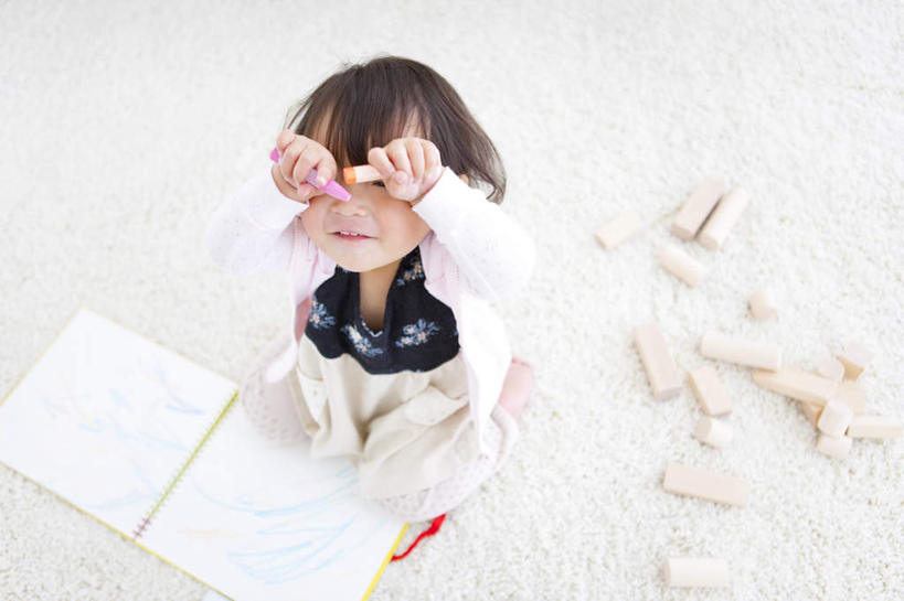 东方人,儿童,一个人,跪,举,笑,微笑,露齿笑,横图,俯视,室内,白天,裙子,绘画,游戏,纯洁,智慧,玩具,亚洲,仅一个女性,仅一个人,两张,木制,背心,笔,办公用品,玩,黄种人,娱乐,文具,小孩,黄色,紫色,白色,黑色,木制品,学习用品,托,仅一个小孩,两只,休闲,积木,可爱,童年,童趣,益智,短裙,活动,半身裙,文具用品,思维,发泄,消遣,智力,水彩笔,想象,童真,烂漫,无邪,宣泄,天真,女孩,女人,女性,亚洲人,孩子,画纸,跪着,画画,举起,举手,举着,玩耍,嬉戏,向上举,向上伸,向上托,彩图,高角度拍摄,全身,女生