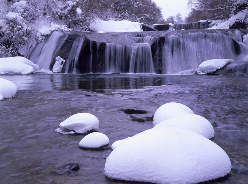 无人,横图,室外,白天,正面,旅游,度假,美景,瀑布,树林,水,植物,日本,亚洲,飞溅,湍急,溅,液体,结冰,景观,水滴,云,云朵,云彩,娱乐,水珠,树,树木,蓝色,绿色,白云,蓝天,天空,自然,天,享受,休闲,景色,放松,寒冷,生长,晴朗,成长,喷洒,自然风光,东亚,本州,本州岛,日本国,宫城,宫城县,东北地方,严寒,跌水,晴空,彩图