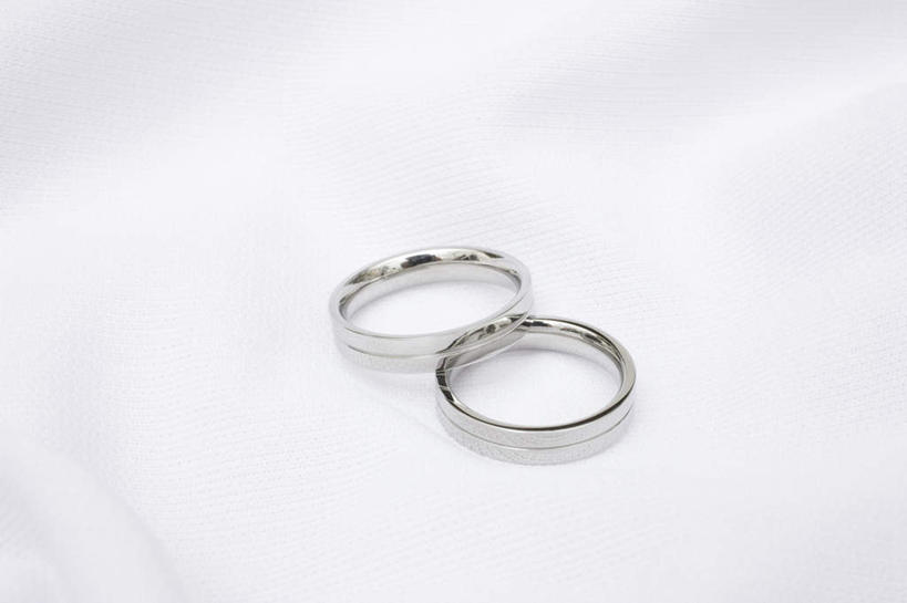 无人,横图,俯视,室内,特写,白天,白色背景,爱情,婚礼,快乐,静物,金属制品,庆祝,金属,圆环,结婚,浪漫,装饰品,两个,戒指,饰品,首饰,喜庆,恩爱,摄影,影棚,纪念,信物,环状,权利,手饰,彩图,高角度拍摄,影棚拍摄,高兴,拍摄