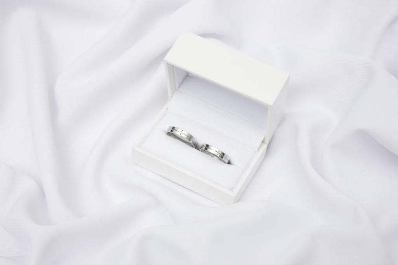 无人,横图,俯视,室内,特写,白天,白色背景,爱情,婚礼,快乐,静物,礼盒,礼物,金属制品,两枚,一块,庆祝,金属,布,纸盒,结婚,浪漫,盒子,装饰品,一个,白色,包装盒,戒指,饰品,首饰,礼品盒,喜庆,恩爱,摄影,礼品,影棚,单个,纪念,信物,权利,手饰,彩图,高角度拍摄,影棚拍摄,高兴,拍摄