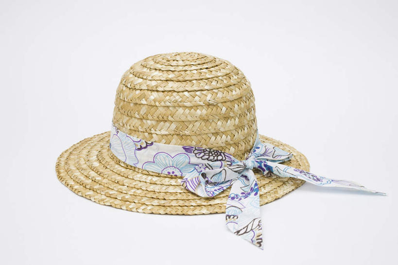 无人,横图,俯视,室内,特写,白天,白色背景,静物,帽子,装饰,草帽,带子,蓝色,蝴蝶结,遮阳,摄影,影棚,华丽,修饰,点缀,衬托,美观,雅致,雅观,彩图,高角度拍摄,影棚拍摄,拍摄