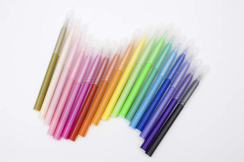 无人,横图,俯视,室内,特写,白天,白色背景,绘画,静物,一排,许多,整齐,笔,办公用品,文具,排列,粉色,黄色,红色,蓝色,绿色,紫色,黑色,学习用品,橙色,摄影,影棚,文具用品,队列,水彩笔,画画,彩图,高角度拍摄,影棚拍摄,拍摄