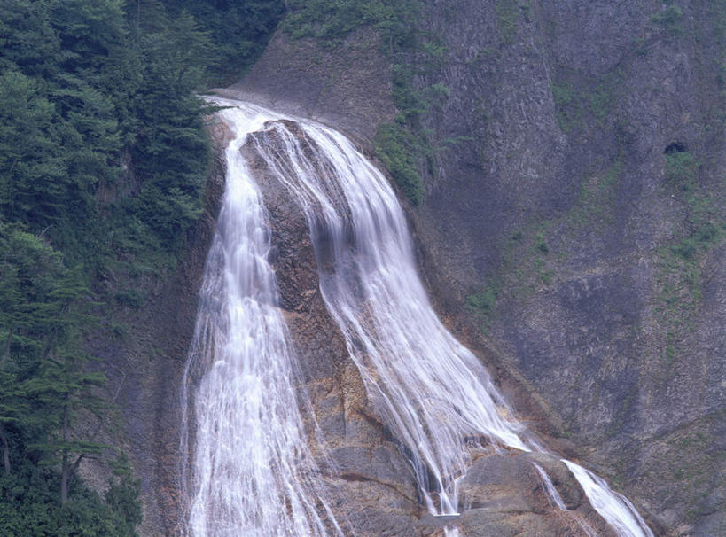 无人,横图,室外,白天,仰视,旅游,度假,美景,瀑布,树林,水,植物,日本,亚洲,飞溅,溅,液体,景观,山川,水滴,苔藓,娱乐,水珠,树,树木,绿色,自然,享受,休闲,景色,放松,生长,成长,喷洒,自然风光,东亚,本州,本州岛,日本国,东北地方,山形,山形县,跌水,彩图,低角度拍摄