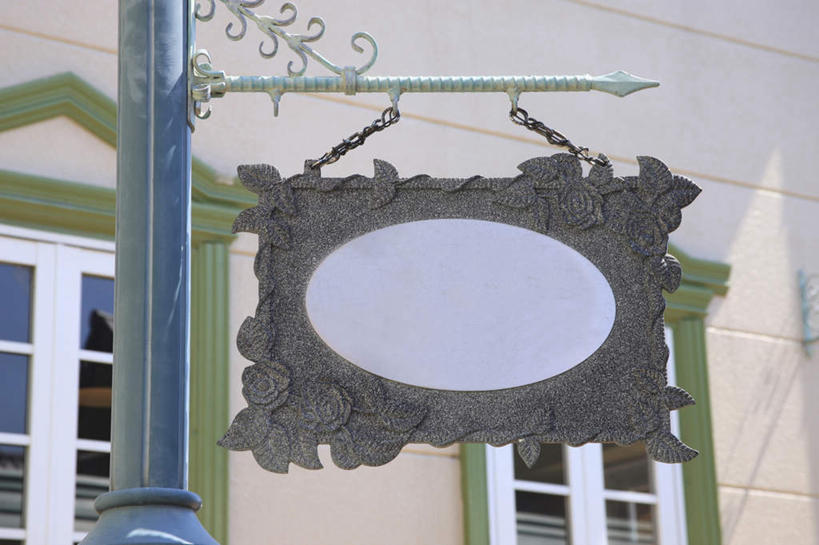 无人,横图,室外,特写,白天,仰视,复古,窗户,金属制品,悬挂,阴影,花纹,光线,金属,木制,挂牌,影子,墙,古典,玻璃窗,墙壁,墙面,阳光,木制品,古旧,两扇,杆子,彩图,低角度拍摄