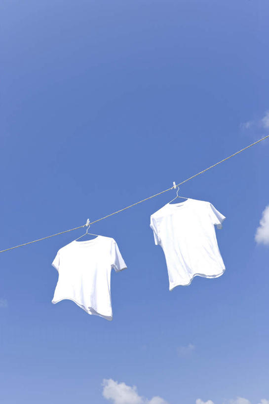 无人,竖图,室外,白天,仰视,T恤衫,衣架,一根,晾晒,悬挂,塑料,云,云朵,T恤,云彩,蓝色,白色,白云,蓝天,天空,绳子,塑料制品,天,两件,晴朗,绳索,挂衣架,晾衣架,晴空,彩图,低角度拍摄