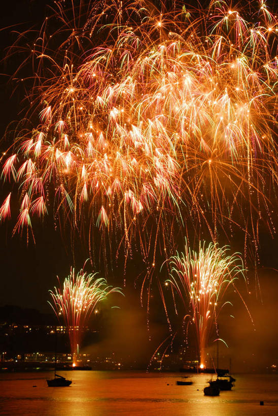 无人,竖图,室外,夜晚,仰视,海浪,海洋,烟火,夜景,船,神奈川,日本,亚洲,许多,黑色背景,节日,庆祝,光线,光泽,圆形,浪花,光芒,神奈川县,两艘,文化,红色,黑色,天空,海水,焰火,交通工具,天,庆典,闪耀,纪念,耀眼,闪烁,载具,礼花,货船,光辉,海景,东亚,镰仓,本州,关东地方,本州岛,日本国,花炮,礼花炮,毫光,烟花,大海,风浪,海,海水的波动,近岸浪,涌浪,彩图,低角度拍摄