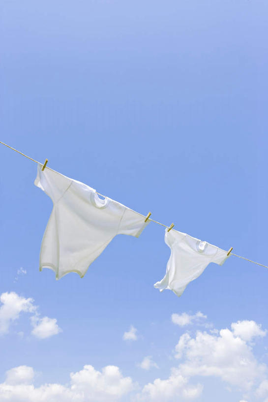 无人,竖图,室外,特写,白天,仰视,T恤衫,太阳,晾晒,悬挂,阴影,光线,影子,云,云朵,T恤,云彩,衣服,蓝色,白色,白云,蓝天,天空,阳光,天,两件,晴朗,晴空,彩图,低角度拍摄