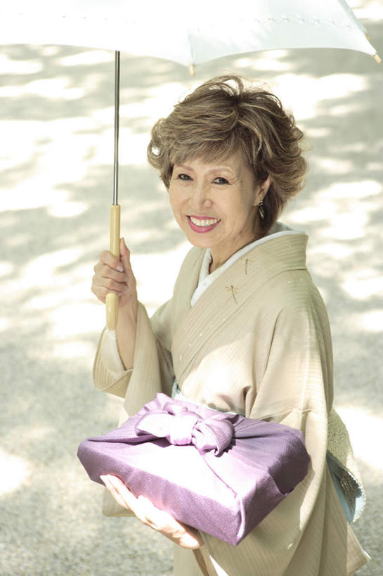 盒饭,东方人,一个人,站,竖图,俯视,室外,白天,民族服装,亚洲,仅一个女性,仅一个人,阴影,和服,光线,木制,便当,木盒,伞,影子,雨伞,遮阳伞,棕色,拿,拿着,注视,黄种人,阳伞,阳光,木制品,容器,观察,看,站着,仅一个中年女性,便捷,服饰,观看,储藏,察看,便利,储存,关注,吴服,唐草,唐花,唐锦,快捷,弁当,女人,女性,中年女性,亚洲人,站立,半身,彩图,高角度拍摄,传统服装,民俗服,贮存,短发