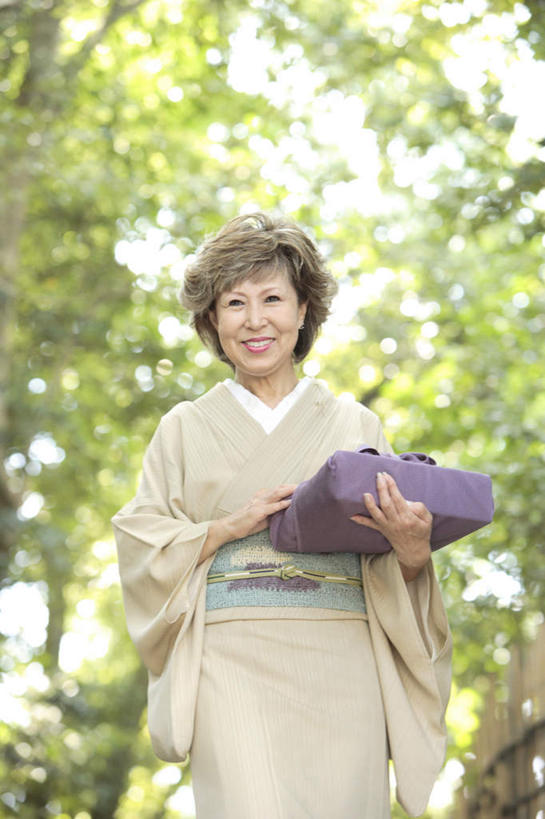 盒饭,东方人,一个人,站,竖图,室外,白天,仰视,民族服装,植物,亚洲,仅一个女性,仅一个人,和服,朦胧,模糊,木制,便当,木盒,棕色,拿,拿着,注视,黄种人,树,树木,绿色,自然,木制品,容器,观察,看,站着,仅一个中年女性,便捷,服饰,生长,成长,观看,储藏,察看,便利,储存,关注,吴服,唐草,唐花,唐锦,快捷,弁当,女人,女性,中年女性,亚洲人,站立,半身,彩图,低角度拍摄,传统服装,民俗服,贮存,短发