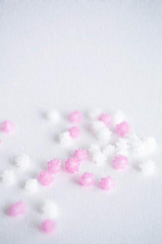 无人,竖图,俯视,室内,特写,白天,白色背景,许多,朦胧,模糊,散落,食品,糖,糖果,甜点,甜品,软糖,食物,红色,白色,甜食,摄影,影棚,彩图,高角度拍摄,影棚拍摄,拍摄