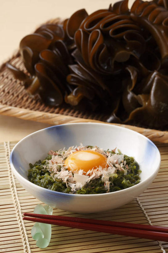 海鲜,无人,竖图,俯视,室内,特写,白天,烹饪,筷子,桌面,桌子,餐具,蛋,海苔,鸡蛋,日本料理,料理,食品,筷枕,水产,菜肴,美食,海洋生物,食物,一个,碗,日式料理,日式,佳肴,单个,水生动物,海产品,水生物,海底动物,卵,进餐用具,烹调用具,彩图,高角度拍摄