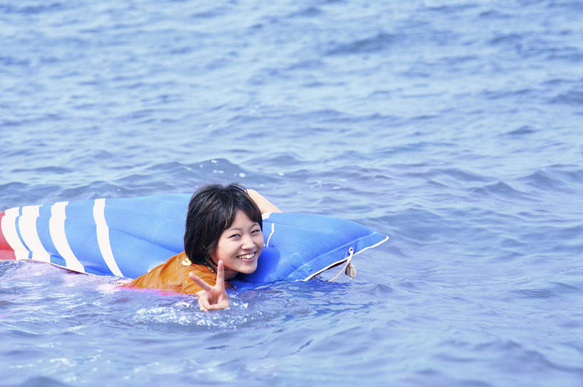 东方人,一个人,抱,笑,微笑,露齿笑,横图,俯视,室外,白天,锻炼,旅游,度假,快乐,兴奋,骄傲,成功,胜利,运动,海浪,海洋,亚洲,仅一个年轻女性,仅一个女性,仅一个人,浪花,注视,黄种人,娱乐,海水,观察,看,手势,享受,休闲,放松,自信,抱着,观看,察看,搂着,关注,室外运动,户外运动,充气垫,海景,年轻女性,女人,女性,亚洲人,大海,风浪,海,海水的波动,近岸浪,涌浪,搂,搂抱,半身,彩图,高角度拍摄,健身,欢乐,开心