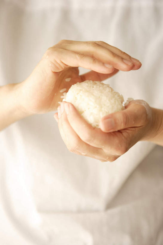 饭团,东方人,一个人,站,捧,竖图,室内,特写,白天,正面,烹饪,亚洲,仅一个年轻女性,仅一个女性,仅一个人,制作,朦胧,模糊,日本料理,料理,食品,黄种人,菜肴,美食,食物,日式料理,站着,日式,佳肴,年轻女性,女人,女性,亚洲人,端,端着,捧着,手捧,站立,半身,彩图