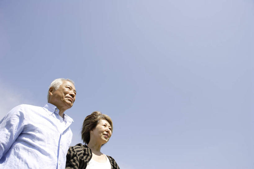 东方人,两个人,家庭,父亲,女儿,站,笑,微笑,横图,室外,白天,仰视,亚洲,阴影,服装,光线,影子,云,云朵,棕色,云彩,注视,休闲装,黄种人,衣服,蓝色,黑色,白云,蓝天,天空,阳光,天,观察,看,站着,休闲,温暖,温馨,父女,一家人,休闲服,父爱,服饰,观看,和睦,察看,关注,老年男性,男人,男性,女人,女性,中年女性,亚洲人,站立,半身,彩图,低角度拍摄,融洽,短发