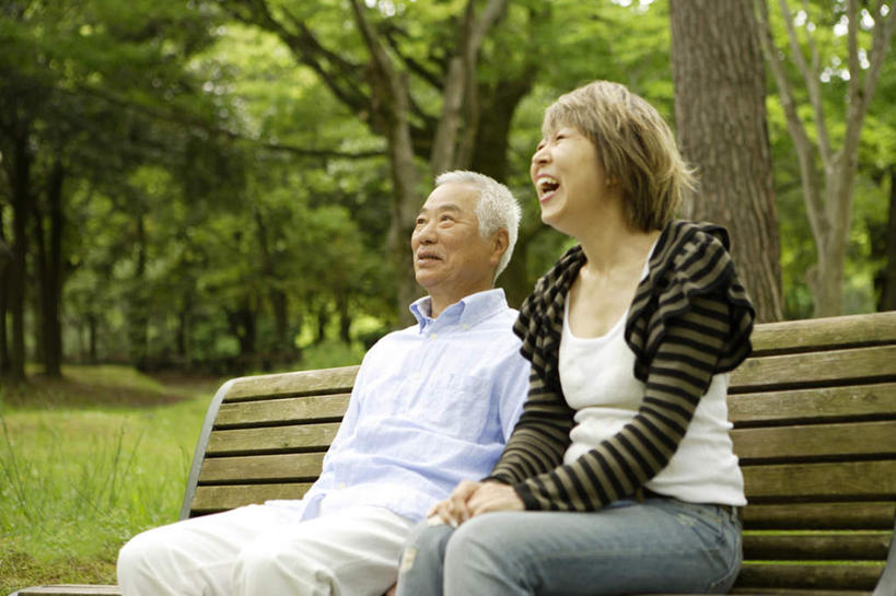 东方人,两个人,家庭,父亲,女儿,坐,笑,微笑,露齿笑,横图,室外,白天,侧面,草地,草坪,植物,椅子,亚洲,服装,朦胧,模糊,木椅,棕色,注视,休闲装,黄种人,草,树,树木,衣服,绿色,自然,观察,看,张嘴,休闲,温暖,温馨,父女,一家人,休闲服,父爱,服饰,生长,成长,观看,和睦,察看,关注,张大嘴巴,老年男性,男人,男性,女人,女性,中年女性,亚洲人,张开嘴,坐着,半身,彩图,融洽,短发