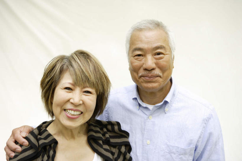 东方人,两个人,家庭,父亲,女儿,站,抱,笑,微笑,露齿笑,横图,室外,白天,正面,亚洲,服装,墙,棕色,注视,休闲装,黄种人,墙壁,墙面,衣服,观察,看,站着,休闲,温暖,温馨,父女,一家人,休闲服,父爱,服饰,抱着,观看,和睦,察看,搂着,关注,老年男性,男人,男性,女人,女性,中年女性,亚洲人,搂,搂抱,站立,半身,彩图,融洽,短发