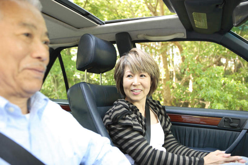 东方人,两个人,家庭,父亲,女儿,坐,笑,微笑,露齿笑,横图,室外,白天,正面,汽车,亚洲,阴影,条纹,服装,光线,影子,休闲装,黄种人,车,衣服,黑色,阳光,交通工具,轿车,休闲,温暖,温馨,父女,一家人,休闲服,父爱,服饰,和睦,载具,老年男性,男人,男性,女人,女性,中年女性,亚洲人,坐着,半身,彩图,融洽,短发