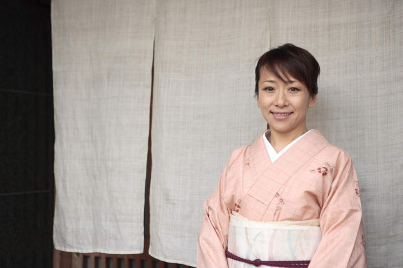 东方人,一个人,站,笑,微笑,横图,室外,白天,正面,民族服装,窗帘,亚洲,仅一个年轻女性,仅一个女性,仅一个人,和服,布帘,注视,黄种人,黑色,帘子,观察,看,站着,服饰,观看,察看,关注,吴服,唐草,唐花,唐锦,年轻女性,女人,女性,亚洲人,长发,站立,半身,彩图,传统服装,民俗服