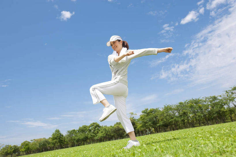 东方人,一个人,站,横图,室外,白天,仰视,锻炼,运动,草地,草坪,植物,帽子,亚洲,仅一个年轻女性,仅一个女性,仅一个人,伸展,服装,云,云朵,云彩,休闲装,黄种人,运动帽,草,树,树木,衣服,蓝色,绿色,白色,白云,蓝天,天空,自然,天,站着,休闲,休闲服,鸭舌帽,服饰,生长,成长,热身,体育,年轻女性,女人,女性,亚洲人,站立,彩图,低角度拍摄,全身,健身