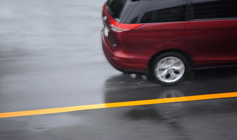 无人,横图,俯视,室外,白天,道路,路,公路,汽车,一辆,分界线,停车线,交通,车,红色,轮胎,交通工具,轿车,驾驶,行驶,橡胶,车行道,车行道分界线,操纵,控制,载具,标线,橡胶制品,操控,车行线,把持,马路,彩图,高角度拍摄