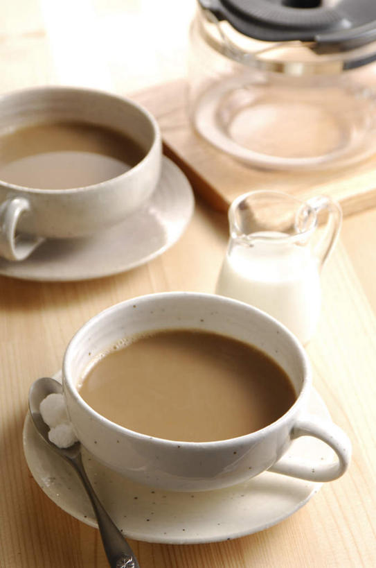 无人,竖图,俯视,室内,特写,白天,餐桌,桌子,杯子,餐具,阴影,朦胧,模糊,光线,瓷器,碟子,盘,影子,勺子,咖啡杯,陶瓷制品,玻璃制品,阳光,盘子,酒杯,啤酒杯,调羹,碟,汤匙,餐台,瓷杯,玻璃杯,彩图,高角度拍摄