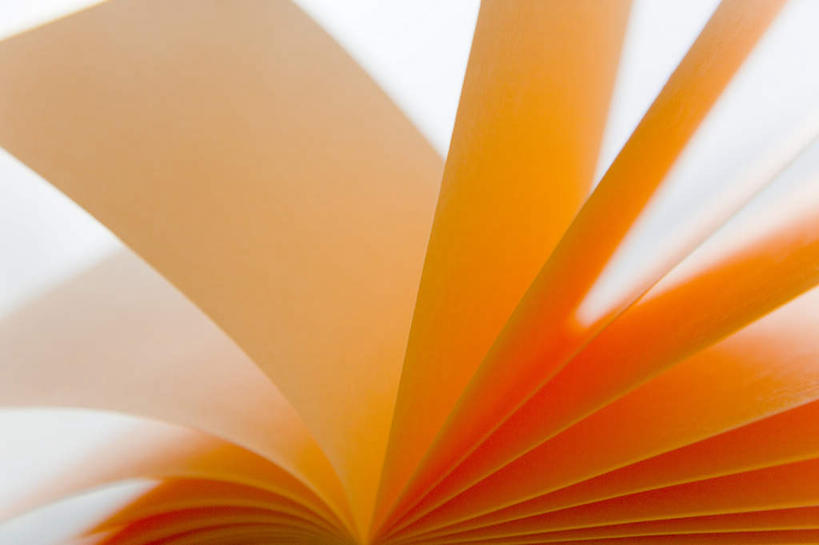 无人,横图,俯视,室内,特写,白天,白色背景,桌面,书籍,一本,一排,许多,阴影,朦胧,模糊,整齐,光线,影子,纸张,排列,黄色,阳光,打开,摄影,影棚,翻阅,开启,队列,书,图书,彩图,高角度拍摄,影棚拍摄,拍摄