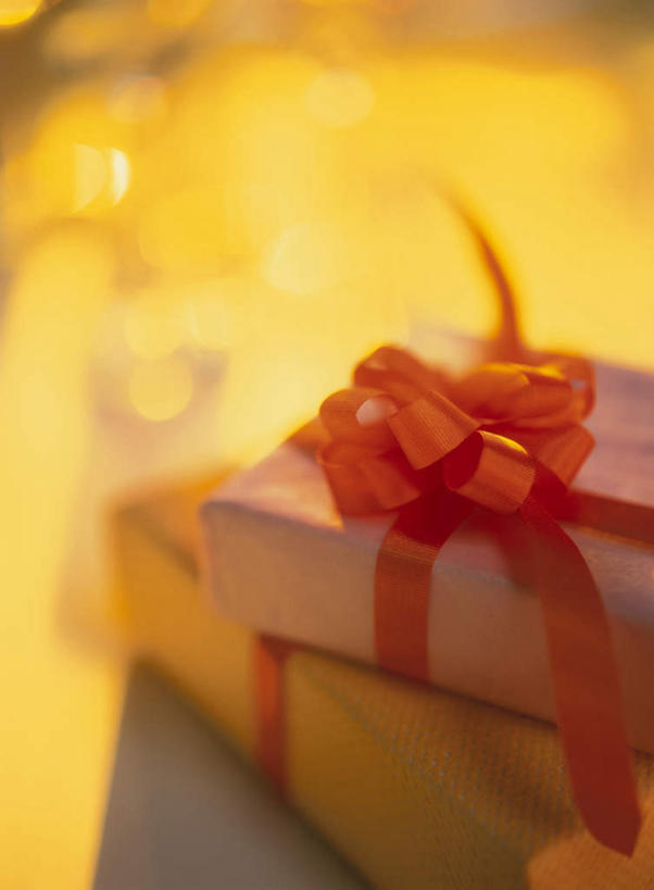 无人,竖图,俯视,室内,特写,白天,礼盒,礼物,许多,堆叠,朦胧,模糊,装饰,纸盒,盒子,红色,包装盒,彩带,蝴蝶结,礼品盒,礼品,堆,华丽,修饰,点缀,衬托,美观,雅致,雅观,彩图,高角度拍摄