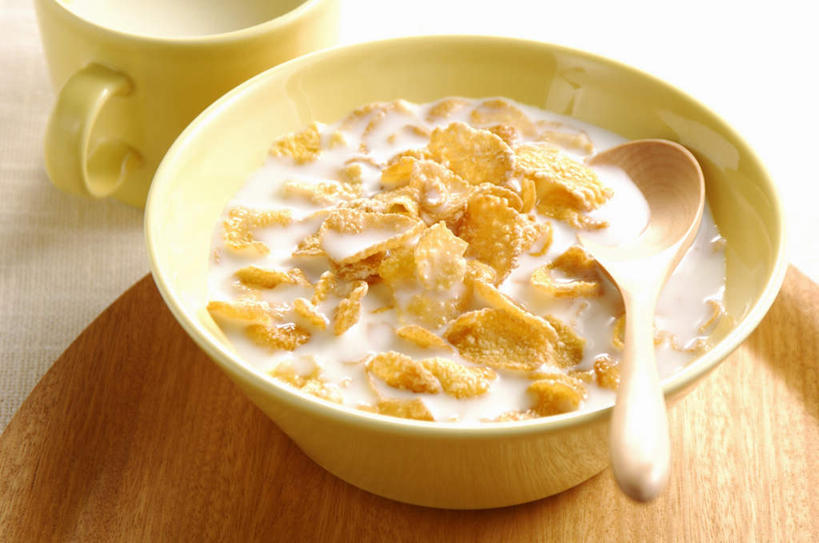 牛奶,无人,横图,俯视,室内,特写,白天,白色背景,早餐,桌面,餐具,一堆,许多,阴影,堆叠,堆积,朦胧,模糊,光线,碟子,盘,影子,勺子,谷物,食品,饮品,一杯,营养,美食,饮食,饮料,一个,黄色,阳光,盘子,调羹,碟,汤匙,保健,摄影,影棚,单个,堆,麦片,乳制品,奶,安神,彩图,高角度拍摄,影棚拍摄,拍摄