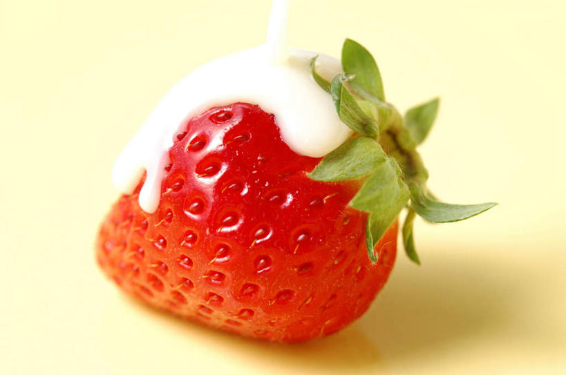 牛奶,无人,横图,俯视,室内,特写,白天,白色背景,桌面,草莓,浆果,水果,阴影,花纹,新鲜,反射,纹路,液体,影子,生食,食品,果实,饮品,营养,食物,饮料,一个,绿色,摄影,有机食品,绿色食品,影棚,单个,乳制品,奶,萼片,安神,洋莓,水果皇后,红莓,地莓,彩图,高角度拍摄,影棚拍摄,拍摄