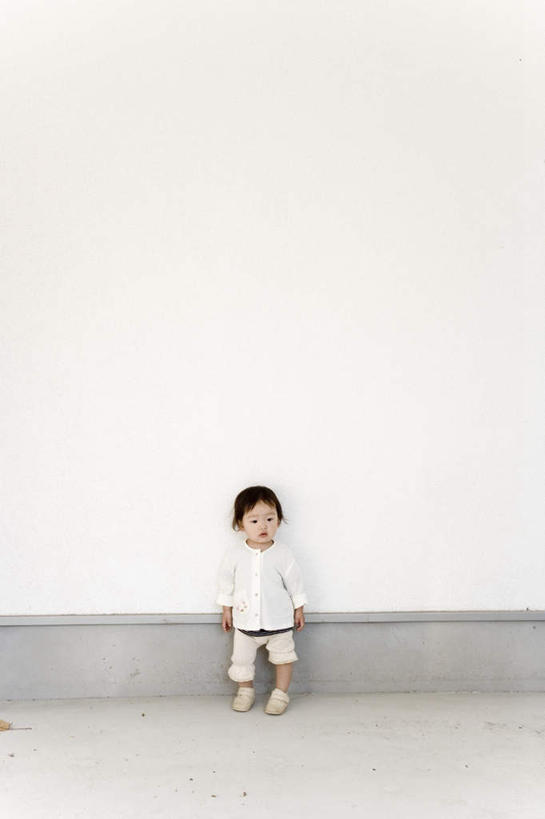 东方人,儿童,头发,一个人,站,笑,摸,微笑,露齿笑,竖图,室内,白天,正面,纯洁,亚洲,仅一个男性,仅一个人,抚摸,阴影,服装,光线,瓷砖,地砖,影子,墙,地面,注视,休闲装,黄种人,墙壁,墙面,小孩,衣服,白色,黑色,阳光,观察,看,靠,靠着,倚靠,站着,仅一个小孩,休闲,休闲服,可爱,童年,童趣,服饰,观看,察看,倚着,关注,童真,烂漫,无邪,天真,男孩,男人,男性,亚洲人,孩子,触摸,接触,站立,彩图,全身,男生