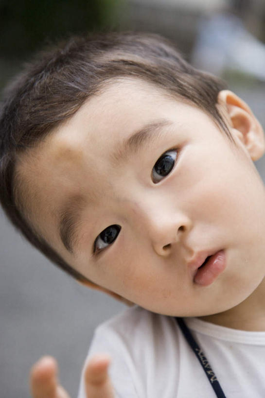 东方人,儿童,脸,头,脸颊,头发,一个人,站,笑,微笑,露齿笑,竖图,俯视,室内,白天,纯洁,亚洲,仅一个男性,仅一个人,服装,扭头,注视,休闲装,黄种人,小孩,衣服,白色,黑色,观察,看,站着,转头,仅一个小孩,休闲,休闲服,可爱,童年,童趣,服饰,观看,察看,关注,童真,烂漫,无邪,天真,男孩,男人,男性,亚洲人,孩子,头部,脸部,脸蛋,面部,站立,半身,彩图,高角度拍摄,男生