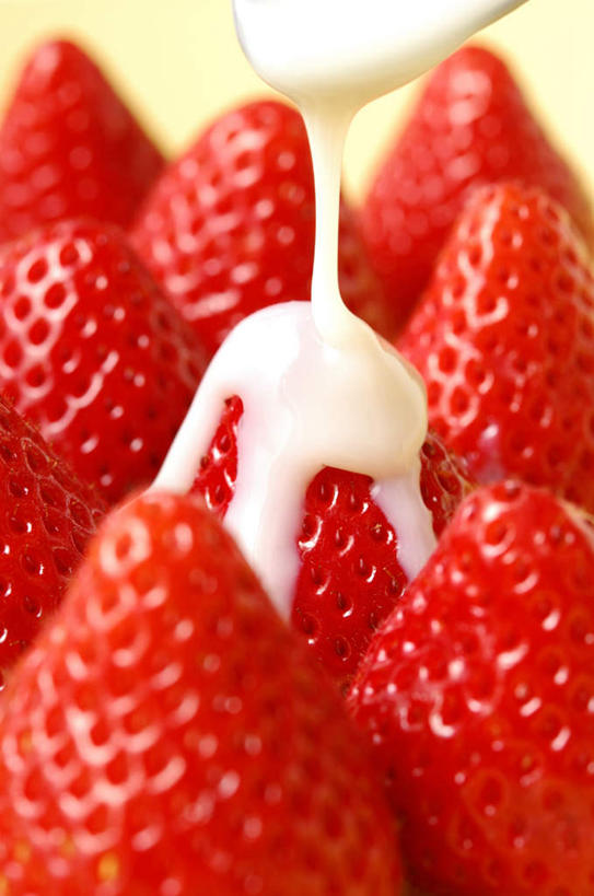 无人,竖图,俯视,室内,特写,白天,桌面,草莓,浆果,水果,一堆,阴影,堆叠,堆积,花纹,朦胧,模糊,新鲜,光线,纹理,影子,生食,食品,果实,食物,红色,白色,阳光,奶油,有机食品,绿色食品,堆,洋莓,水果皇后,红莓,地莓,彩图,高角度拍摄