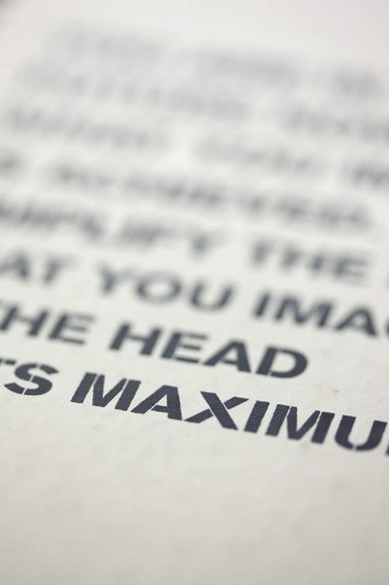 无人,竖图,俯视,室内,特写,白天,报纸,阴影,朦胧,模糊,光线,信息,英文,标志,文字,影子,字符,字母,褐色,标识,阳光,英文字母,新闻,彩图,高角度拍摄,报刊