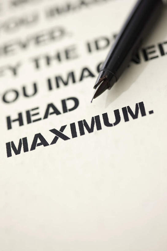 无人,竖图,俯视,室内,特写,白天,报纸,阴影,朦胧,模糊,光线,信息,英文,笔,标志,文字,影子,字符,字母,褐色,办公用品,标识,文具,黑色,阳光,学习用品,英文字母,新闻,文具用品,一支,彩图,高角度拍摄,报刊