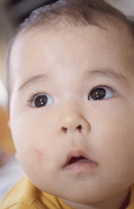 东方人,婴儿,儿童,脸,头,脸颊,头发,一个人,站,笑,微笑,露齿笑,竖图,俯视,室内,白天,纯洁,亚洲,仅一个人,服装,注视,休闲装,黄种人,小孩,衣服,黄色,黑色,观察,看,站着,张嘴,休闲,休闲服,可爱,服饰,活泼,观看,察看,关注,宝宝,张大嘴巴,纯真,烂漫,无邪,伶俐,天真,亚洲人,孩子,头部,脸部,脸蛋,面部,张开嘴,抬头,仰头,站立,半身,彩图,高角度拍摄