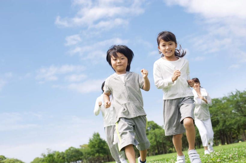 东方人,儿童,头发,四个人,家庭,夫妻,母亲,父亲,女儿,儿子,站,跑,笑,微笑,露齿笑,横图,室外,白天,正面,爱情,锻炼,旅游,度假,纯洁,运动,草地,草坪,植物,亚洲,阴影,服装,光线,影子,云,云朵,浪漫,云彩,注视,休闲装,黄种人,娱乐,草,树,树木,小孩,衣服,蓝色,绿色,白色,黑色,白云,蓝天,天空,阳光,自然,天,观察,看,站着,享受,休闲,温暖,温馨,父子,母女,一家人,休闲服,恩爱,放松,父爱,可爱,母爱,童年,童趣,恋人,服饰,生长,成长,观看,和睦,察看,关注,童真,烂漫,无邪,体育,天真,男孩,男人,男性,年轻男性,年轻女性,女孩,女人,女性,亚洲人,孩子,夫妇,情侣,跑步,站立,半身,彩图,健身,伴侣,融洽,男生,女生