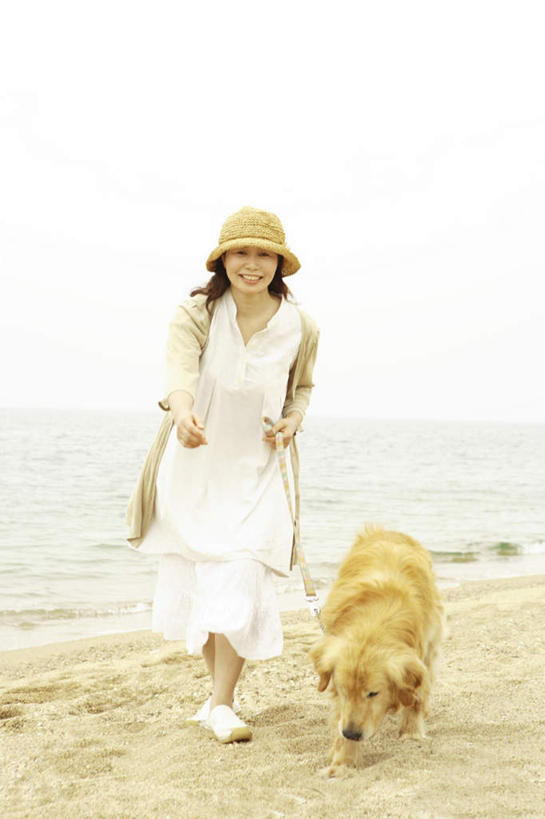 东方人,一个人,站,走,笑,微笑,露齿笑,竖图,室外,白天,正面,旅游,度假,海浪,海洋,宠物,狗,帽子,亚洲,仅一个年轻女性,仅一个女性,仅一个人,阴影,波纹,服装,光线,影子,浪花,拎,注视,休闲装,黄种人,娱乐,金毛犬,一只,衣服,蓝色,白色,蓝天,水纹,天空,阳光,海水,动物,遮阳帽,波浪,天,观察,看,站着,享受,休闲,休闲服,放松,可爱,服饰,金毛,观看,察看,关注,寻回犬,海景,金毛寻回犬,忠诚,一顶,年轻女性,女人,女性,亚洲人,大海,风浪,海,海水的波动,近岸浪,涌浪,犬,步行,散步,站立,走路,彩图,全身,拎着