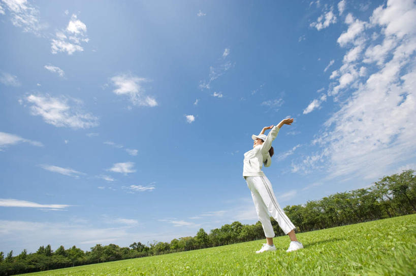 东方人,一个人,站,举,伸展双臂,横图,室外,白天,仰视,旅游,度假,草地,草坪,植物,帽子,亚洲,仅一个年轻女性,仅一个女性,仅一个人,伸展,阴影,服装,光线,影子,云,云朵,云彩,休闲装,黄种人,娱乐,运动帽,伸懒腰,草,树,树木,衣服,蓝色,绿色,白色,白云,蓝天,天空,阳光,自然,天,托,站着,享受,休闲,休闲服,鸭舌帽,放松,服饰,生长,成长,惬意,懒腰,一顶,年轻女性,女人,女性,亚洲人,敞开双臂,举起,举手,举着,伸开双臂,向上举,向上伸,向上托,展开双肩,站立,张开手臂,张开双臂,彩图,低角度拍摄,全身,慵懒