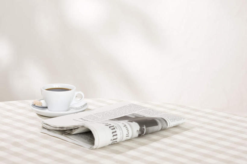 无人,横图,俯视,黑白,室内,白天,餐桌,桌子,报纸,杯子,餐具,一张,许多,阴影,花纹,光线,信息,瓷器,碟子,方格,盘,图案,影子,勺子,咖啡杯,陶瓷制品,一个,阳光,盘子,调羹,碟,汤匙,餐布,单个,餐台,新闻,瓷杯,高角度拍摄,报刊