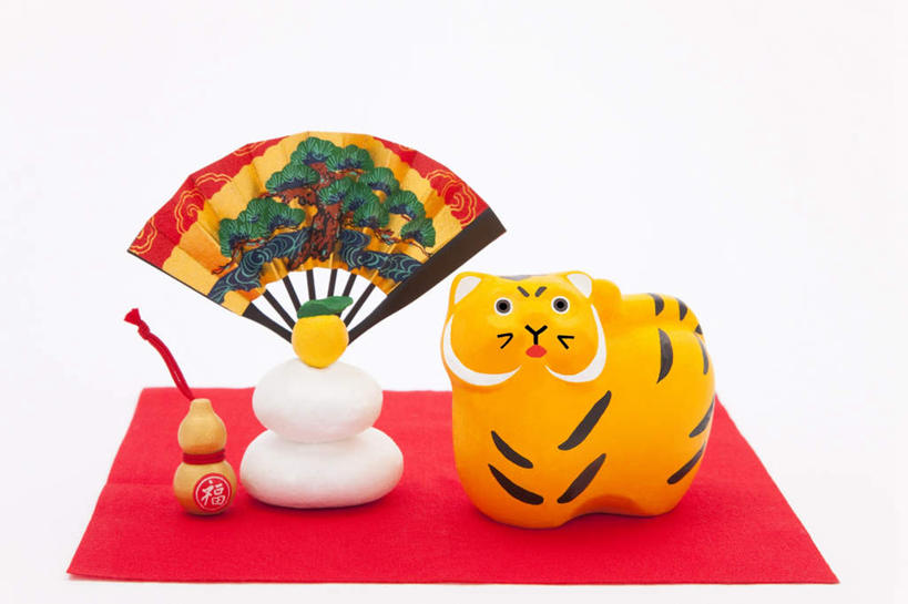 无人,站,横图,俯视,室内,特写,白天,白色背景,植物,野生动物,玩具,两块,一把,堆叠,花纹,艺术,装饰,壶,扇子,图案,折扇,纸扇,年糕,酒壶,清凉,注视,凉爽,文化,传统,水壶,树,树木,一个,一只,黄色,红色,绿色,白色,自然,动物,观察,看,站着,摄影,影棚,生长,餐布,单个,成长,观看,堆,工艺,华丽,修饰,点缀,察看,关注,创作,凶猛,衬托,美观,雅致,雅观,撒扇,残暴,凶残,老虎,站立,彩图,高角度拍摄,影棚拍摄,拍摄,传统文化