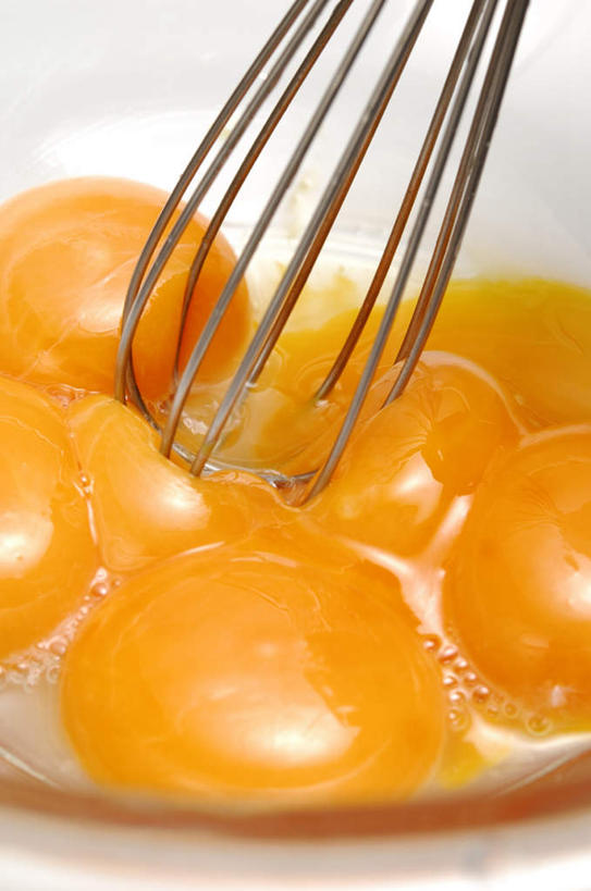 无人,竖图,俯视,室内,白天,水,一堆,许多,握,堆叠,堆积,液体,水滴,蛋,蛋黄,蛋清,鸡蛋,拿,拿着,一个,一只,黄色,打蛋器,碗,搅拌,握着,单个,堆,卵,彩图,高角度拍摄