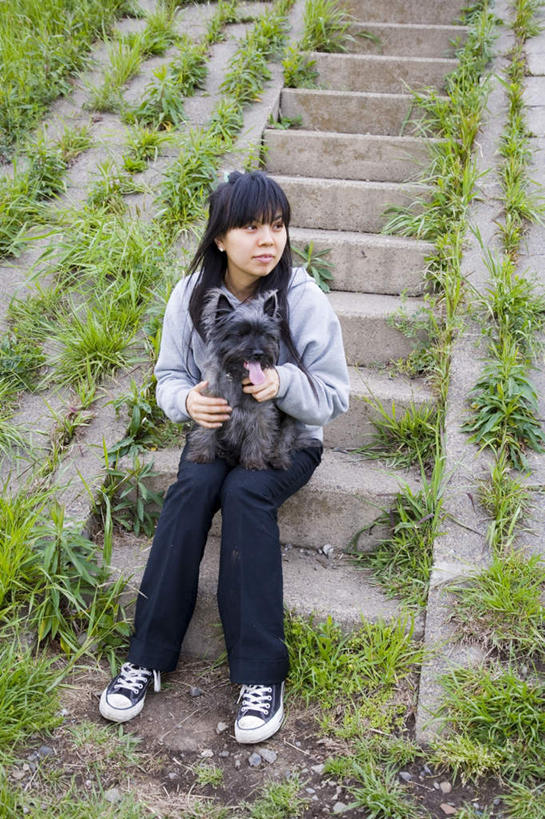 东方人,头发,一个人,坐,笑,摸,微笑,露齿笑,竖图,俯视,室外,白天,旅游,度假,草地,草坪,植物,楼梯,亚洲,仅一个年轻女性,仅一个女性,仅一个人,抚摸,服装,裤子,包,瓷砖,地砖,皮包,阶梯,地面,扭头,注视,牛仔裤,休闲装,黄种人,娱乐,台阶,草,衣服,绿色,黑色,观察,看,转头,享受,休闲,休闲服,放松,服饰,观看,单肩包,察看,关注,年轻女性,女人,女性,亚洲人,触摸,接触,坐着,彩图,高角度拍摄,全身