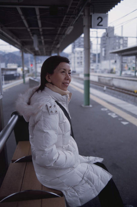 东方人,头发,一个人,家,坐,笑,微笑,露齿笑,竖图,室外,白天,侧面,旅游,度假,地铁,椅子,亚洲,仅一个年轻女性,仅一个女性,仅一个人,阴影,服装,反射,包,皮包,影子,房屋,木椅,屋子,地铁站,轨道交通,扭头,注视,休闲装,黄种人,娱乐,楼房,住宅,一个,衣服,蓝色,白色,黑色,蓝天,天空,天,观察,看,靠,靠着,倚靠,转头,享受,休闲,休闲服,放松,服饰,单个,观看,单肩包,察看,倚着,关注,单手抄兜,单手放兜,年轻女性,女人,女性,亚洲人,插兜,手插兜,手放口袋,坐着,半身,彩图,房子,地铁机动车,地下铁,轻轨,手抄兜