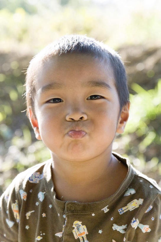 东方人,儿童,脸,头,脸颊,头发,一个人,站,笑,微笑,露齿笑,竖图,室外,白天,正面,旅游,度假,纯洁,草地,草坪,植物,亚洲,仅一个男性,仅一个人,阴影,服装,光线,影子,斑点,注视,休闲装,黄种人,娱乐,草,小孩,衣服,绿色,黑色,灰色,阳光,观察,看,站着,仅一个小孩,享受,休闲,鬼脸,休闲服,放松,可爱,童年,童趣,服饰,观看,察看,关注,童真,烂漫,无邪,天真,男孩,男人,男性,亚洲人,孩子,头部,脸部,脸蛋,面部,站立,半身,彩图,男生