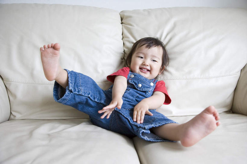 东方人,儿童,头发,一个人,坐,笑,摸,微笑,露齿笑,横图,室内,白天,正面,纯洁,沙发,亚洲,仅一个男性,仅一个人,抚摸,阴影,服装,反射,影子,墙,注视,休闲装,黄种人,墙壁,墙面,小孩,衣服,红色,蓝色,黑色,观察,看,靠,靠着,倚靠,仅一个小孩,休闲,赤脚,休闲服,可爱,童年,童趣,服饰,观看,张开双腿,察看,倚着,关注,布艺沙发,童真,烂漫,无邪,展开双腿,天真,男孩,男人,男性,亚洲人,孩子,触摸,接触,坐着,半身,彩图,男生,伸展双腿