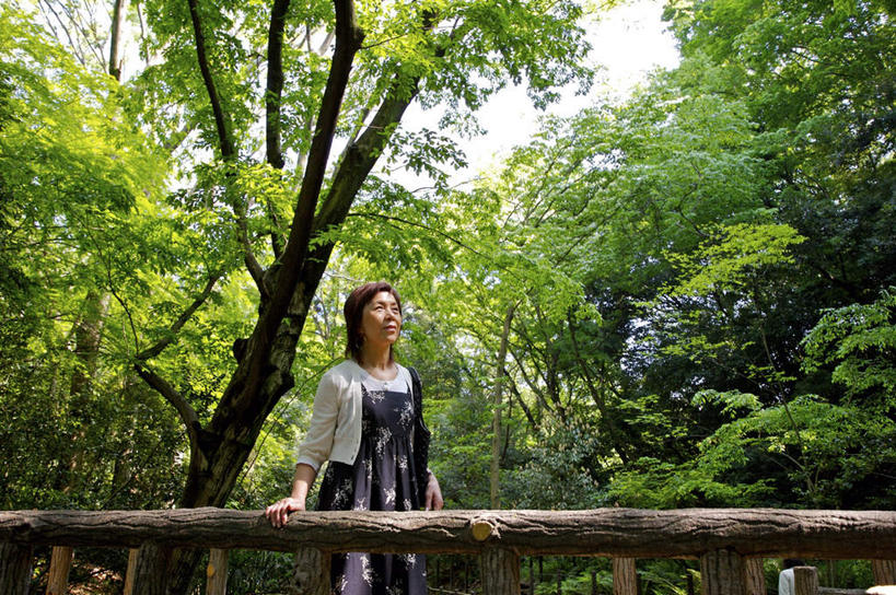 东方人,头发,一个人,栏杆,站,笑,摸,微笑,露齿笑,横图,室外,白天,侧面,旅游,度假,草地,草坪,森林,树林,植物,亚洲,仅一个男性,仅一个人,抚摸,阴影,服装,光线,影子,栅栏,篱笆,云,云朵,围栏,云彩,注视,休闲装,黄种人,娱乐,护栏,草,树,树木,仅一个年轻男性,衣服,蓝色,绿色,黑色,白云,蓝天,天空,阳光,自然,天,扶,观察,看,站着,享受,休闲,休闲服,放松,服饰,生长,成长,观看,察看,扶着,关注,男人,男性,年轻男性,亚洲人,触摸,接触,站立,半身,彩图