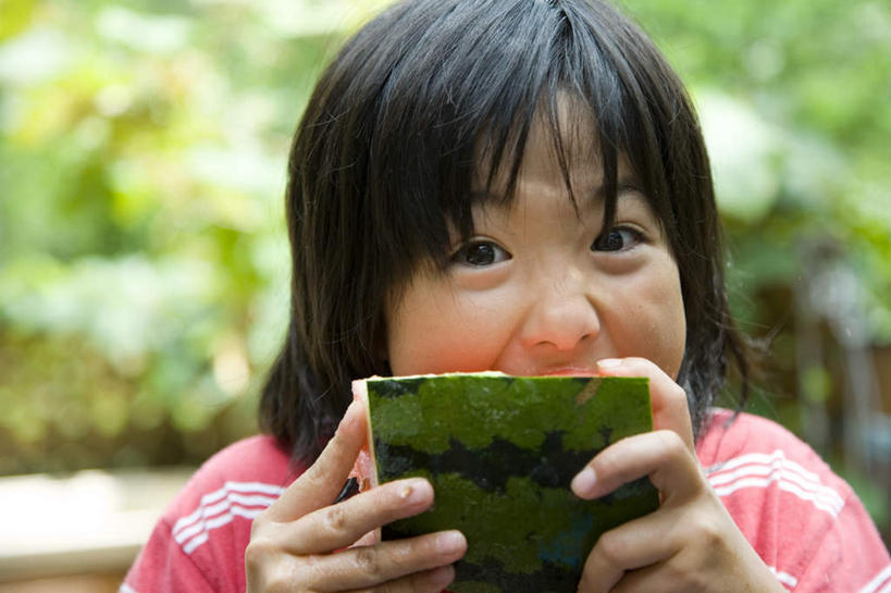 东方人,儿童,脸,头,脸颊,头发,一个人,笑,摸,吃,微笑,露齿笑,横图,室外,特写,白天,正面,纯洁,树林,植物,西瓜,亚洲,仅一个女性,仅一个人,抚摸,切开,握,阴影,条纹,服装,朦胧,模糊,光线,影子,拿,拿着,注视,休闲装,黄种人,树,树木,小孩,衣服,粉色,绿色,黑色,阳光,自然,观察,看,切,张嘴,仅一个小孩,休闲,休闲服,可爱,童年,童趣,握着,服饰,生长,成长,观看,察看,关注,剖面,张大嘴巴,童真,烂漫,无邪,切面,天真,女孩,女人,女性,亚洲人,孩子,头部,长发,脸部,脸蛋,面部,张开嘴,寒瓜,触摸,接触,嚼,食,半身,彩图,女生