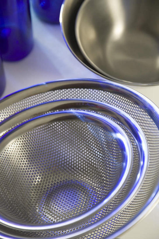 无人,竖图,俯视,室内,白天,桌面,餐具,许多,阴影,堆叠,光线,碟子,滤器,盘,影子,勺子,阳光,盘子,碟,堆,漏勺,进餐用具,烹调用具,彩图,高角度拍摄