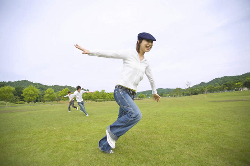 东方人,三个人,伙伴,朋友,站,跑,伸展双臂,笑,微笑,露齿笑,横图,室外,白天,正面,锻炼,旅游,度假,游戏,友谊,成功,运动,合作,团队,集体,信心,草地,草坪,森林,树林,植物,帽子,亚洲,阴影,服装,光线,影子,云,云朵,玩,云彩,休闲装,黄种人,娱乐,运动帽,队伍,草,树,树木,衣服,蓝色,绿色,白色,白云,蓝天,天空,阳光,自然,天,站着,享受,休闲,休闲服,鸭舌帽,放松,服饰,生长,成长,活动,成就,发泄,消遣,智力,合伙,宣泄,一顶,体育,友情,男人,男性,年轻男性,年轻女性,女人,女性,亚洲人,敞开双臂,跑步,伸开双臂,玩耍,嬉戏,展开双肩,站立,张开手臂,张开双臂,彩图,全身,健身